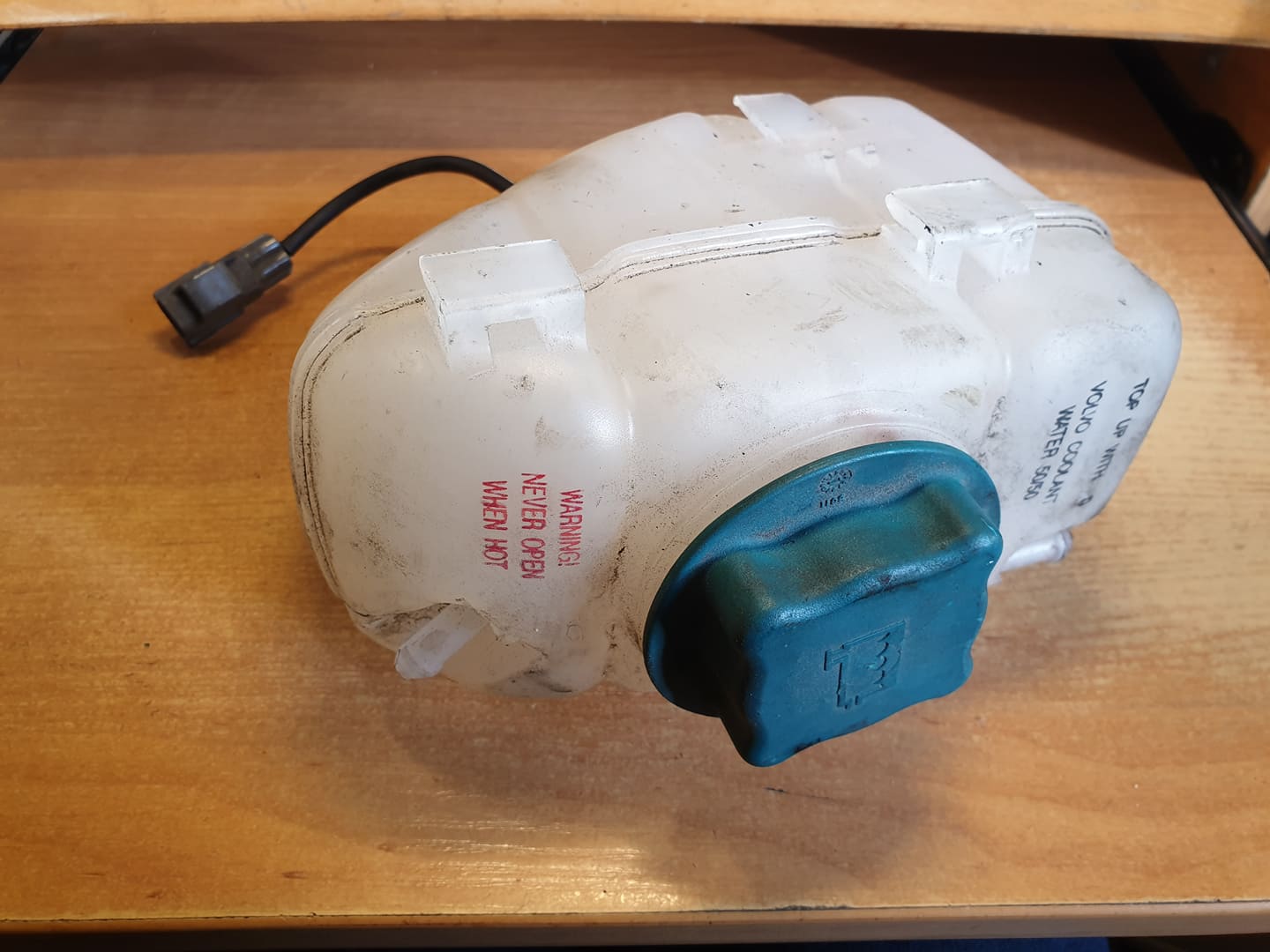 Volvo xc90 on sale coolant reservoir