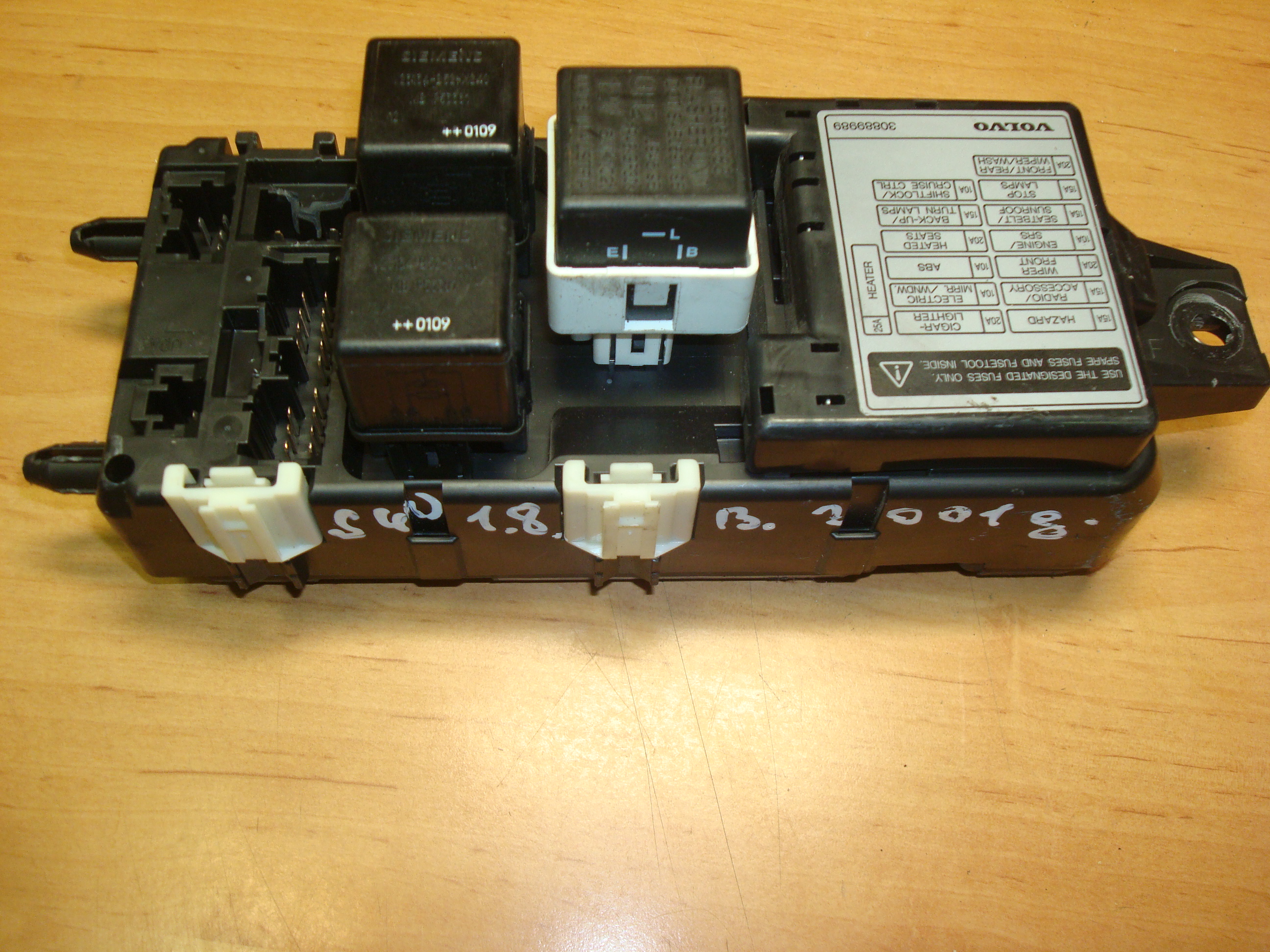 Volvo S40 V40 96 04 Fuse Box Relay Volvo Fuse Box Relay