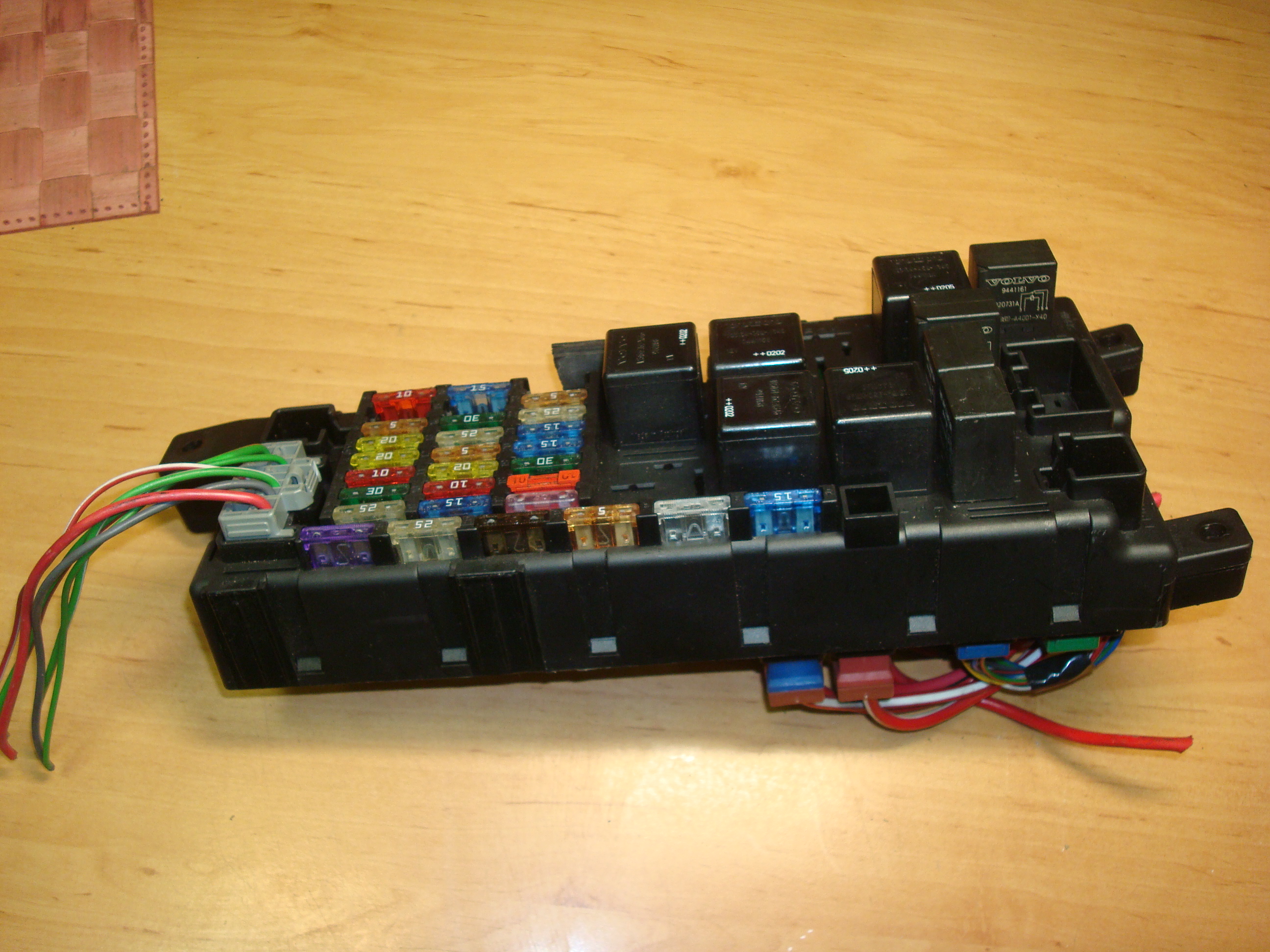 Volvo S60 V70 2 4 D5 00 06 Fuse Box 8637841 518717004 Usedecus Com